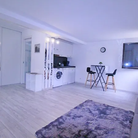 Large Studio Close To Monaco, Ric' Keys Apartment